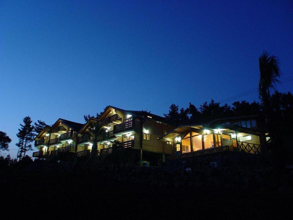 Breakfast At Tiffany'S Pension Seogwipo Exterior foto
